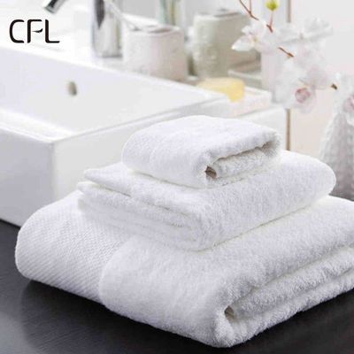 Lujo 100% de algodón blanco baño Toallita para la mano y la cara con logotipo bordado a medida 70 * 140cm