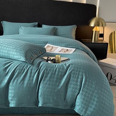 Agregue un toque de lujo a su dormitorio con este juego de ropa de cama de satén Jacquard de cuatro piezas