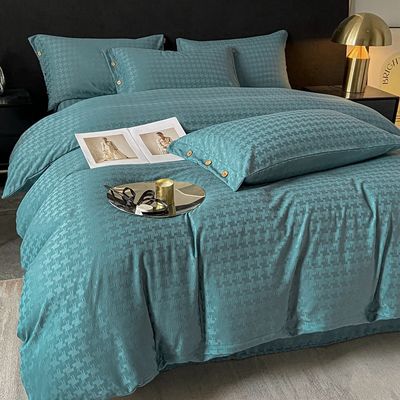 Agregue un toque de lujo a su dormitorio con este juego de ropa de cama de satén Jacquard de cuatro piezas