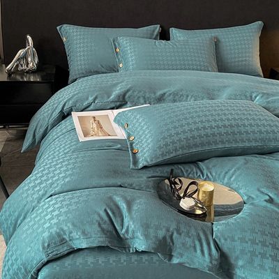 Agregue un toque de lujo a su dormitorio con este juego de ropa de cama de satén Jacquard de cuatro piezas