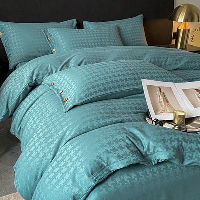 Agregue un toque de lujo a su dormitorio con este juego de ropa de cama de satén Jacquard de cuatro piezas