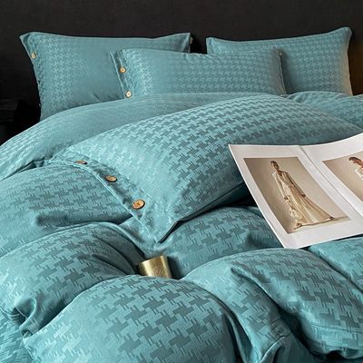 Agregue un toque de lujo a su dormitorio con este juego de ropa de cama de satén Jacquard de cuatro piezas