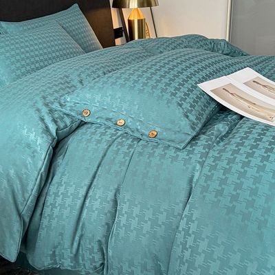 Agregue un toque de lujo a su dormitorio con este juego de ropa de cama de satén Jacquard de cuatro piezas
