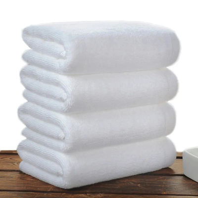 Hotel blanco personalizado exclusivamente para una toalla de baño espesa 100% de algodón absorbente