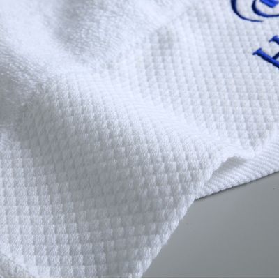 Hotel blanco personalizado exclusivamente para una toalla de baño espesa 100% de algodón absorbente