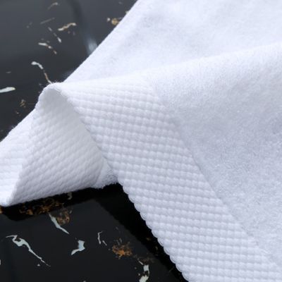 Hotel blanco personalizado exclusivamente para una toalla de baño espesa 100% de algodón absorbente