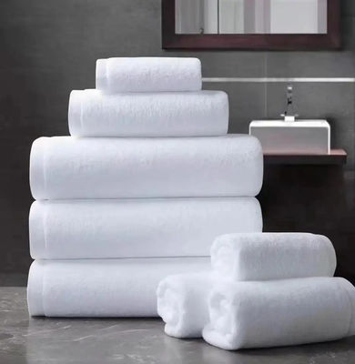 Hotel blanco personalizado exclusivamente para una toalla de baño espesa 100% de algodón absorbente