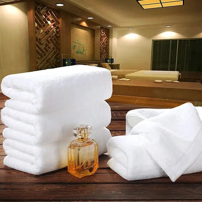 Hotel blanco personalizado exclusivamente para una toalla de baño espesa 100% de algodón absorbente