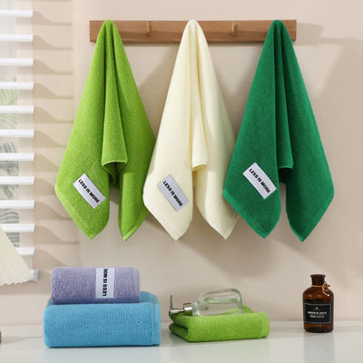 Toalla de mano fresca y simple hecha de algodón tejido suave perfecta para parejas de forma cuadrada