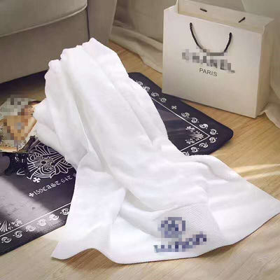 Conjunto de toallas blancas a prueba de niños con personalización bordada de algodón puro