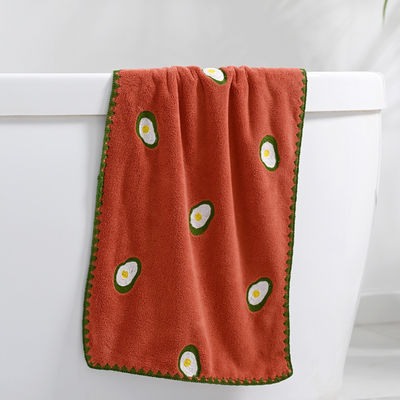 Mejore su colección de toallas con esta toalla de terciopelo de coral bordada en pantalla completa