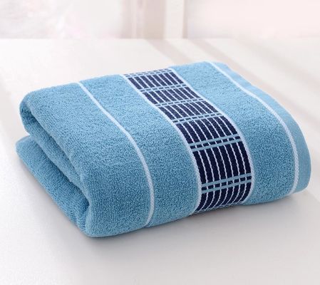Revoluciona tu experiencia de baño con nuestra toalla de baño de 70*140 cm en rayas de color sólido