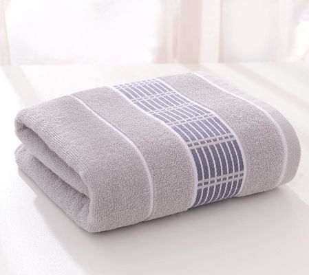 Revoluciona tu experiencia de baño con nuestra toalla de baño de 70*140 cm en rayas de color sólido
