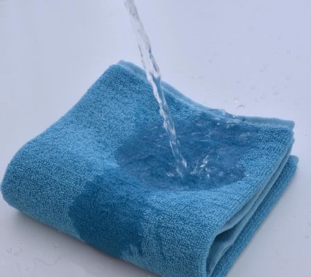 Revoluciona tu experiencia de baño con nuestra toalla de baño de 70*140 cm en rayas de color sólido