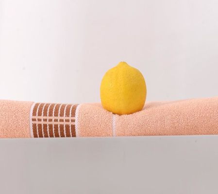 Revoluciona tu experiencia de baño con nuestra toalla de baño de 70*140 cm en rayas de color sólido