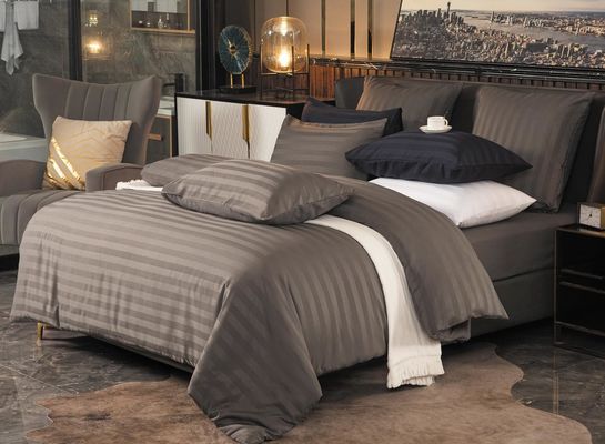 2 kg de peso 100% de poliéster de satén con estrías de patrón de ropa de cama para el hogar o el hotel personalizado