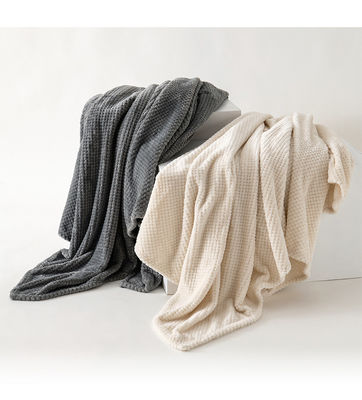 Colores sólidos elegantes trenzados para una sala de estar limpia y contemporánea