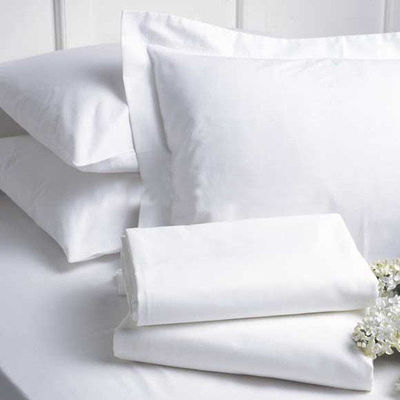 Cama de hotel King Size permeable al aire, puesta en blanco para una experiencia de sueño lujosa