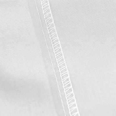 Cama de hotel King Size permeable al aire, puesta en blanco para una experiencia de sueño lujosa