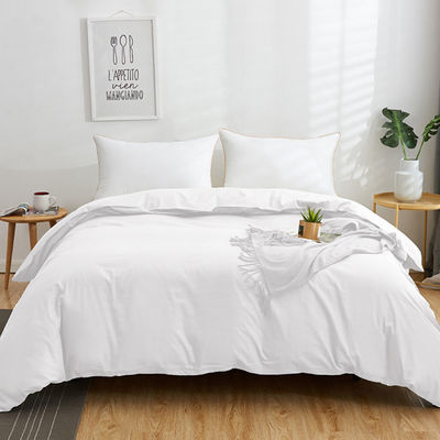 Cama de hotel King Size permeable al aire, puesta en blanco para una experiencia de sueño lujosa