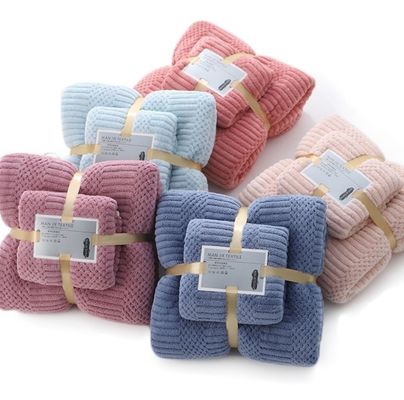 Polyester tejido conjunto de toallas de baño de lana de coral gruesa y absorvente para mayor comodidad