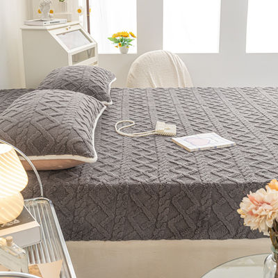 Una sola pieza de invierno cálida de coral de terciopelo cubierta de cama con alfombra antideslizante ideal para el hogar