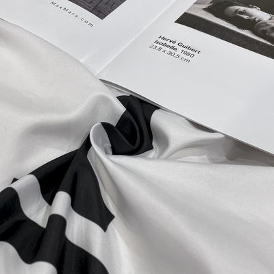 4 piezas King Size Set de ropa de cama 100% poliéster de lujo Diseñador Cobertura de edredón Sí Personalizado