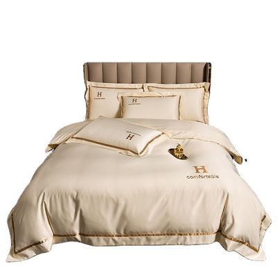 Set de ropa de cama de alta gama con cubierta de colcha de seda simple Cuatro piezas para los requisitos del cliente
