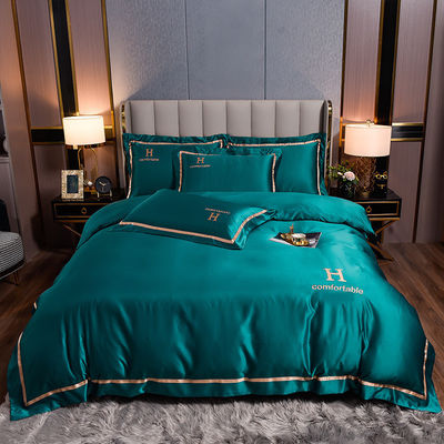 Set de ropa de cama de alta gama con cubierta de colcha de seda simple Cuatro piezas para los requisitos del cliente