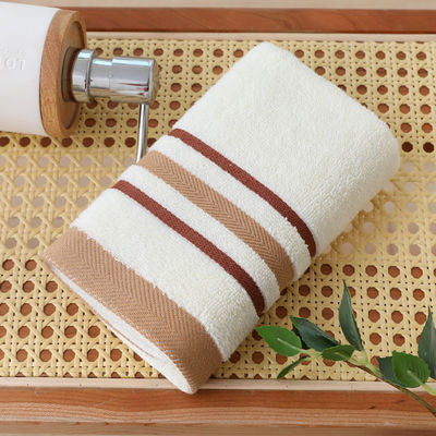 Experimente el lujo con nuestros juegos de toallas suaves y absorbentes que pueden mostrar el logotipo del hotel