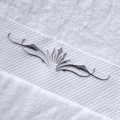 Logotipo de bordado personalizado Toallas blancas Toallas de baño gruesas 100% algodón para hotel de 5 estrellas estándar