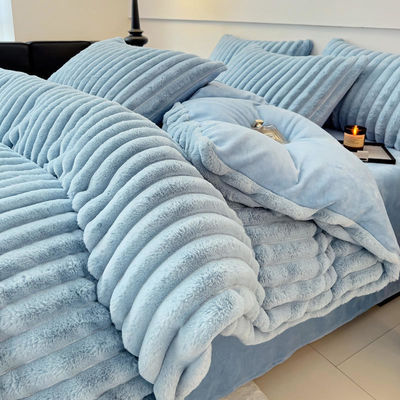 Cuatro piezas de ropa de cama