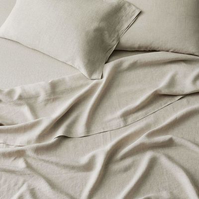 Un conjunto de ropa de cama 100% de lino francés para una experiencia de sueño acogedora y lujosa
