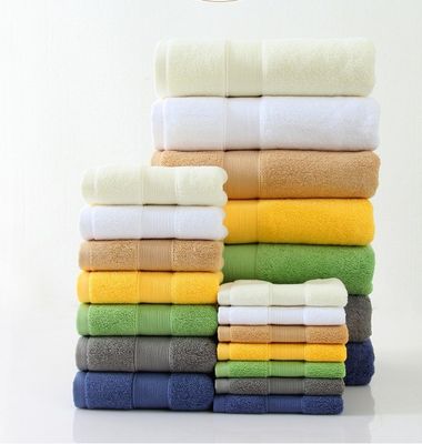 Experimenta una comodidad inigualable con nuestro conjunto de toallas de baño de algodón 100% suave y absorbente