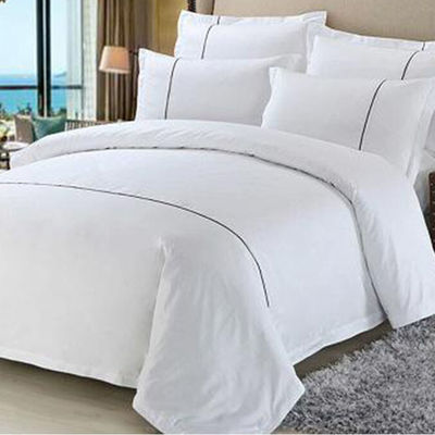 El conjunto de ropa de cama y toallas de hotel mejora la estancia de sus huéspedes con comodidad bordada