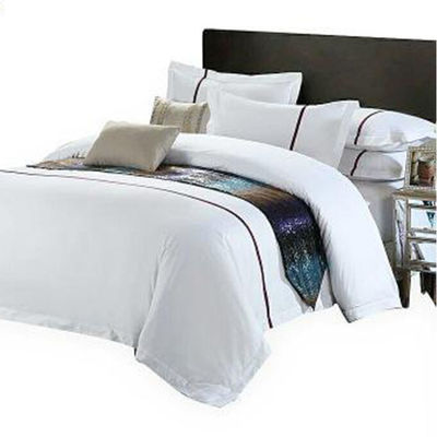El conjunto de ropa de cama y toallas de hotel mejora la estancia de sus huéspedes con comodidad bordada
