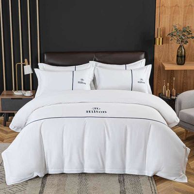 300TC Satin Blanco King Size Hotel Cubierta de edredón Cubierta plana con patrón sólido