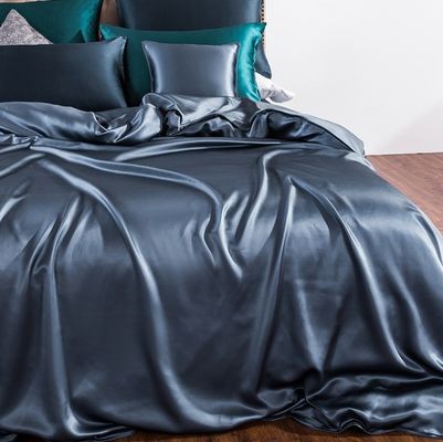 Consigue una buena noche de sueño con este set de ropa de cama de seda de morera.